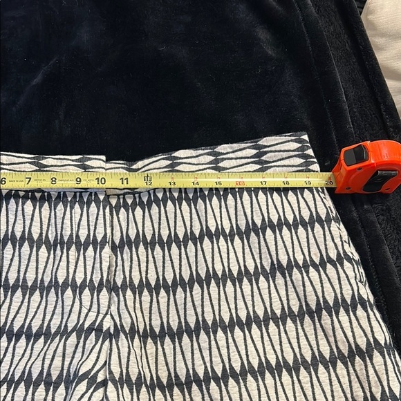 Joe Fresh Black & White Geometric Tribal Print Shorts – Size 14 - Picture 7 of 9